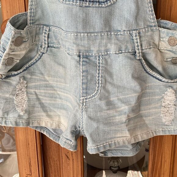 Almost Famous Juniors Light Wash Distressed Lace Short Overalls Juniors Sz 13 - Picture 2 of 14